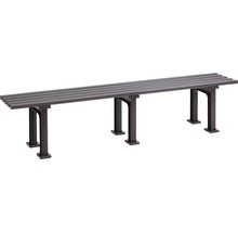 Lange braune Sitzbank mit Lamellenstruktur