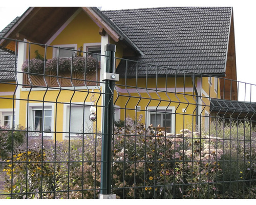 Doppelstabmattenzaun vor einem Wohnhaus mit Garten