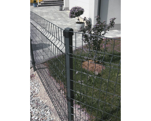 Metallzaun mit Pfosten im Garten