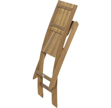 Zusammengeklappter Holzstuhl für den Außenbereich