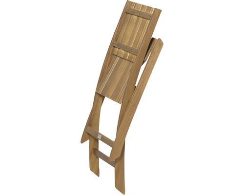 Zusammengeklappter Holzstuhl für den Außenbereich