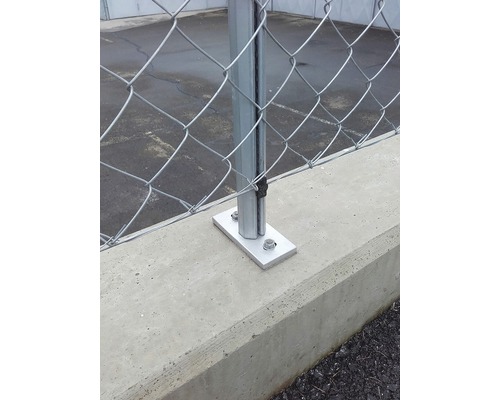 Detailansicht eines Zaunpfostens mit Bodenplatte auf Betonfundament