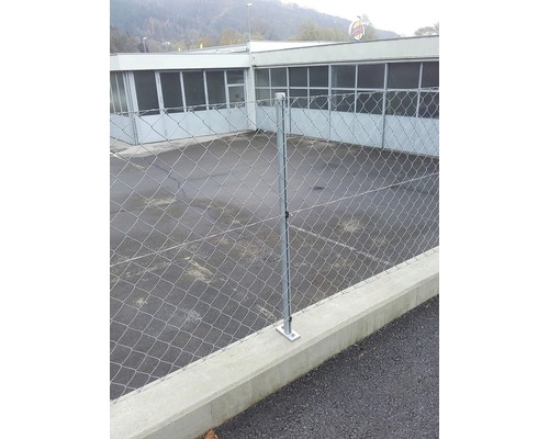 Metallzaun mit Maschendraht und Betonfundament