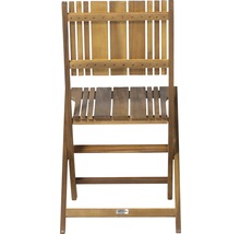 Hinteransicht eines Klappstuhls aus Holz für den Gartenbereich.