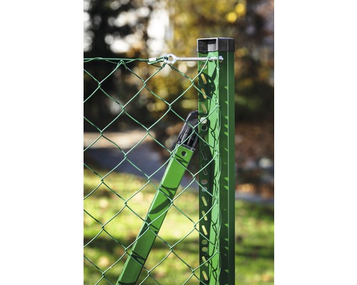 Detailansicht eines grünen Maschendrahtzauns mit Pfosten und Strebe