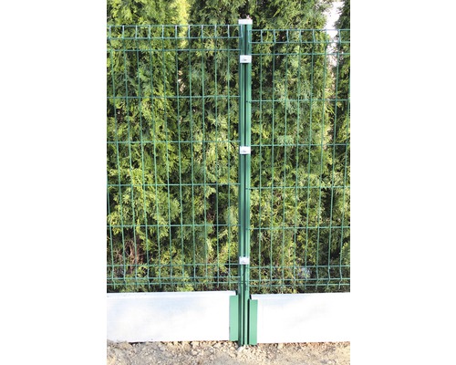 Metallzaunpfosten mit Streben und Drahtgitterzaun