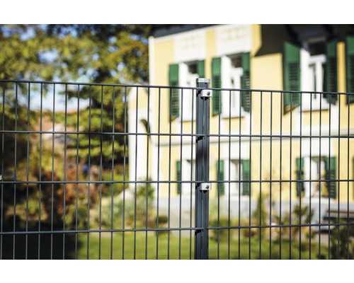 Doppelstabmattenzaun mit Zaunpfosten vor einem Haus