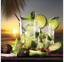 Zwei Gläser Mojito mit Limetten und Minze, serviert mit einer Sternfrucht und Rohrzucker.