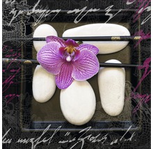 Dekoratives Arrangement mit Orchidee, Steinen und Stäbchen auf einem verzierten Tablett.