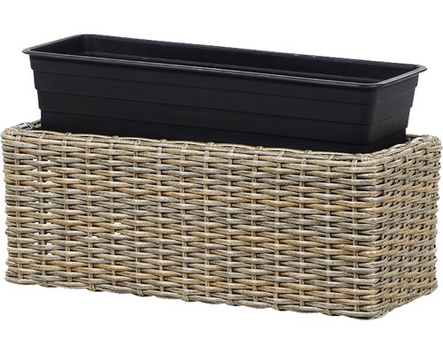 Rechteckiger Pflanzkasten aus Kunststoff in einem Rattankorb