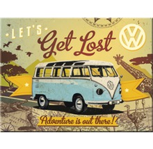 Dekoratives Blechschild mit einem VW Bus, dem Schriftzug Let''s get lost und dem Volkswagen Logo.