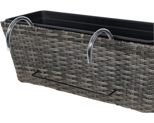 Detailansicht eines Balkonkastens aus Rattan mit Halterungen zur Befestigung am Geländer.