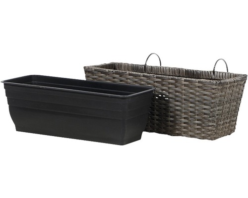 Balkonkasten aus Kunststoff mit passendem Übertopf aus Rattan