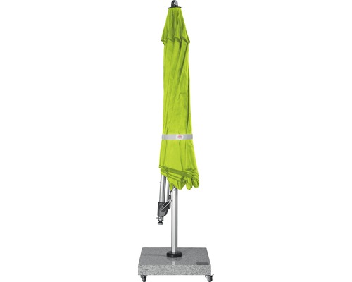 Geschlossener Gartenschirm mit Schirmständer