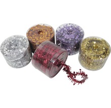 Mehrfarbige Lametta-Girlanden mit Sternen in Kunststoffbehältern