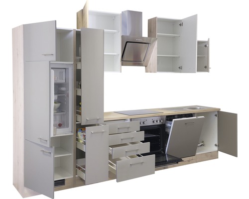 Küchenzeile mit Kühlschrank, Spüle, Herd, Dunstabzugshaube und Schränken