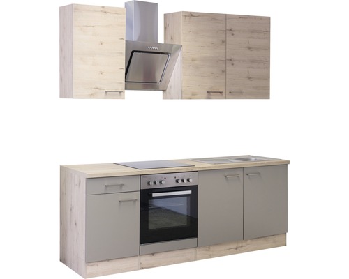 Küchenzeile mit Dunstabzugshaube, Herd, Spüle und Schränken