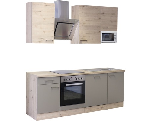 Komplette Küchenzeile mit Hängeschränken, Dunstabzugshaube, Spüle, Herd und Backofen.