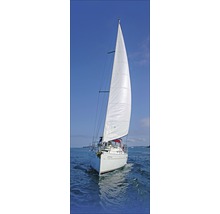 Segelboot auf dem Wasser mit blauem Himmel