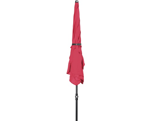 Geschlossener Gartenschirm mit Mast