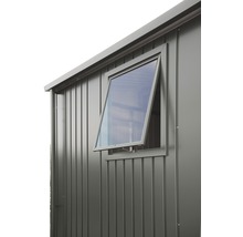 Außenansicht eines Gartenhauses mit geöffnetem Fenster
