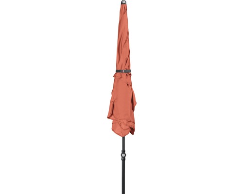 Geschlossener Gartenschirm mit Mast