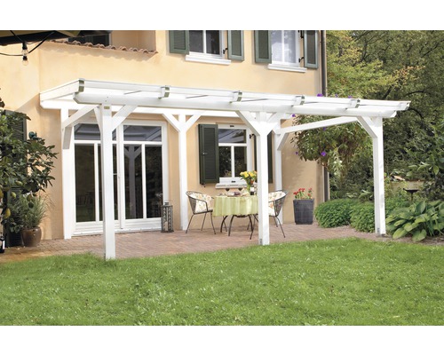 Weiße Holzpergola im Gartenbereich mit Gartenmöbeln