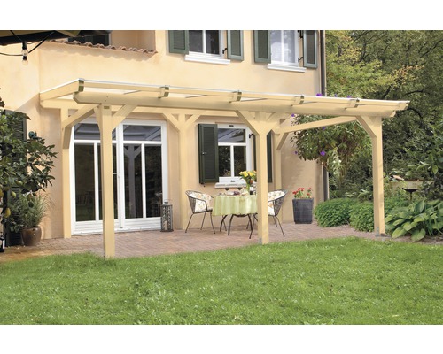 Holzpergola im Garten mit Gartentisch und Stühlen