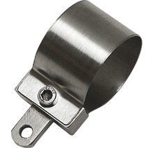 Rohrschelle aus Metall mit Befestigungslasche