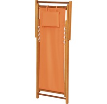 Zusammengeklappter Liegestuhl aus Holz mit Auflage
