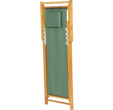Zusammengeklappter Liegestuhl aus Holz mit Auflage