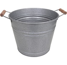 Eimer aus Metall mit Holzgriffen