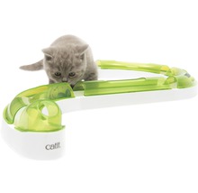 Graue Katze spielt mit Katzenspielzeug