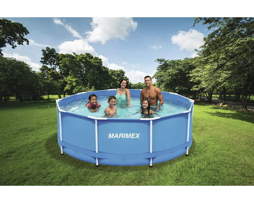 Familie im Marimex Frame Pool im Garten