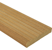 Terrassendiele aus Holz mit geriffelter Oberfläche