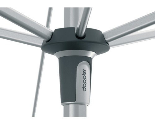 Detailansicht eines Sonnenschirms mit Doppler Logo