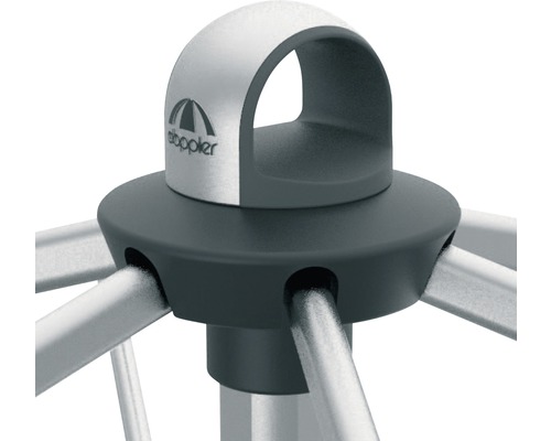 Detailaufnahme eines Sonnenschirmständers mit Doppler Logo