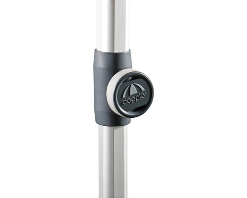 Detailansicht eines Sonnenschirmständers mit Doppler Logo.