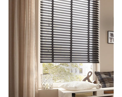 Fenster mit Jalousie und Vorhang zur Dekoration eines Raumes