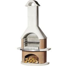 Grillkamin aus Stein mit Holzscheiten
