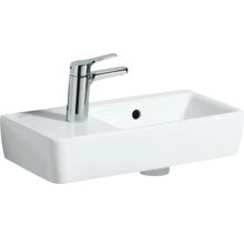 Weißes Keramikwaschbecken mit Chromarmatur