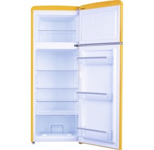 Geöffneter gelber Kühlschrank mit Regalen