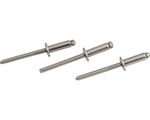Drei Blindnieten aus Metall