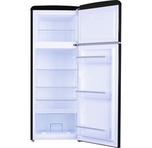 Geöffneter Kühlschrank mit Regalen