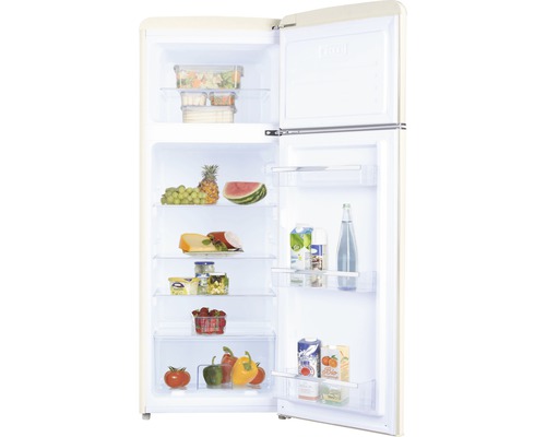 Geöffneter Kühlschrank mit Lebensmitteln auf den Regalen.