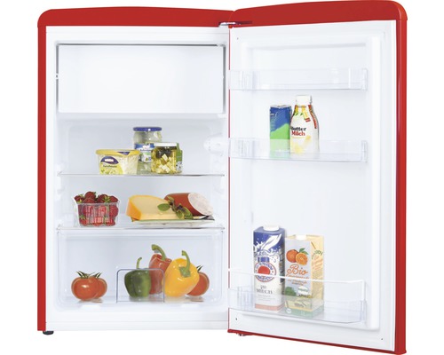 Offener roter Kühlschrank gefüllt mit Lebensmitteln