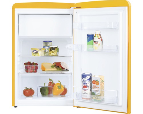Gelber Kühlschrank mit geöffneter Tür und Lebensmitteln