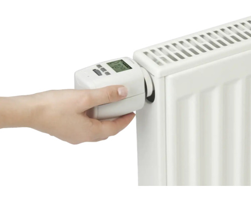 Hand montiert elektronischen Heizkörperthermostat an Heizkörper