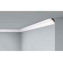 Weiße Zierleiste an Wand und Decke