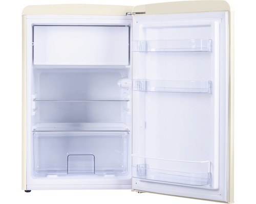 Geöffneter Kühlschrank mit Regalen und Fächern